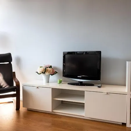 Bright & By Lovelystay *